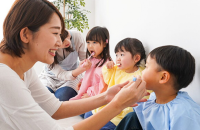 Lý do các gia đình thường thuê bảo mẫu, cô giáo đón bé mầm non