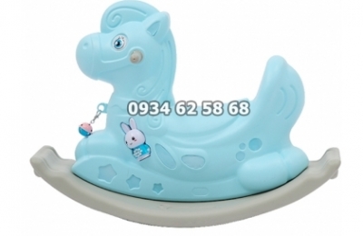 Ngựa bập bênh trò chơi truyền thống được yêu thích của các bé
