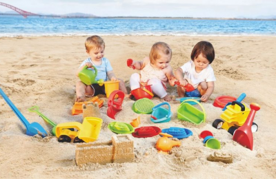 Bộ đồ chơi bãi biển: Xô, xẻng, khuôn cát để xây lâu đài cát
