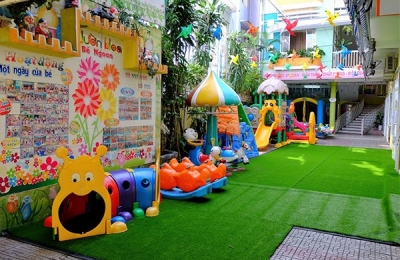 Đồ chơi trong sân trường mầm non