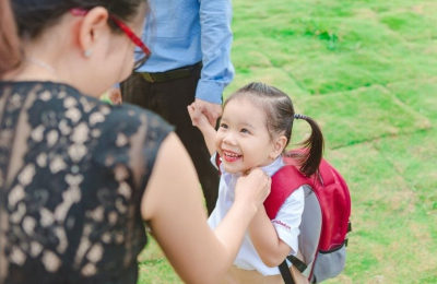 Hãy tập cho bé làm quen dần với việc xa ba mẹ trước khi đi học