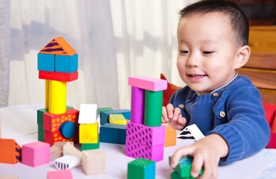 Đồ chơi cho bé 2 tuổi