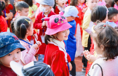 Các ông bố bà mẹ đi làm đưa đón bé học mầm non