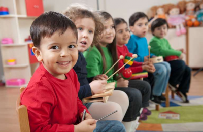 Chọn trường mầm non công lập hay trường tư nhân