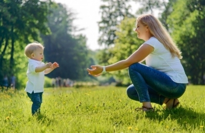 Ngày nào bé cũng đòi bố mẹ dẫn đi chơi