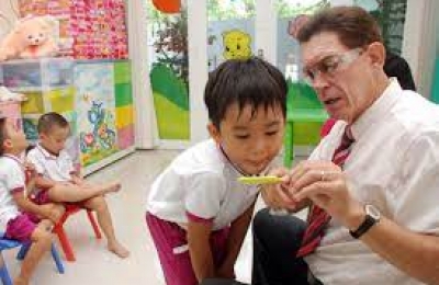 Trẻ mầm non mấy tuổi nên cho trẻ tiếp xúc ngoại ngữ