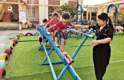 Đồ dùng đồ chơi tự tạo cho trẻ mầm non