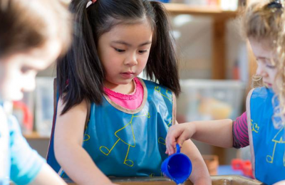 Dạy bé mầm non cách ứng xử với bạn bè thầy cô trước khi đi học