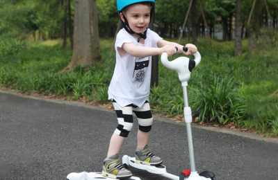 Xe trượt mini scooter cho trẻ di chuyển trong công viên sân