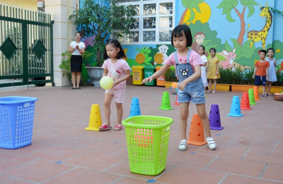 Phát triển vận động tập thể dụng hoạt náo lớp học mầm non